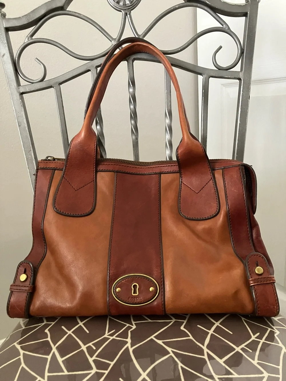 Vintage FOSSIL Women Reissue Brown leather satchel with a keyhole emblem